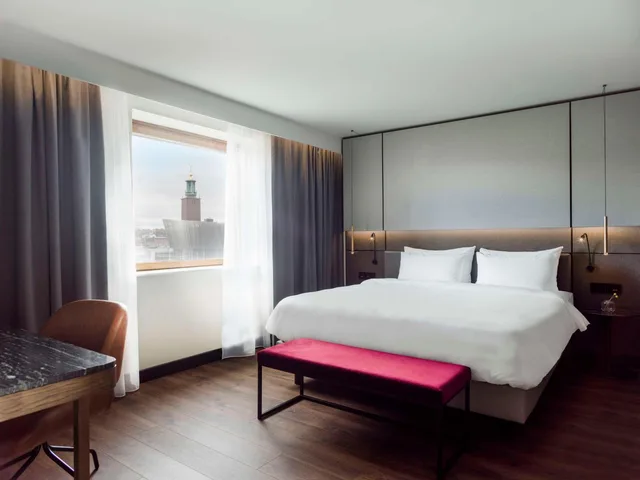 غرفة بريميوم بسرير كينج بإطلالة على البحيرة، Radisson Blu Royal Viking Hotel 2/4