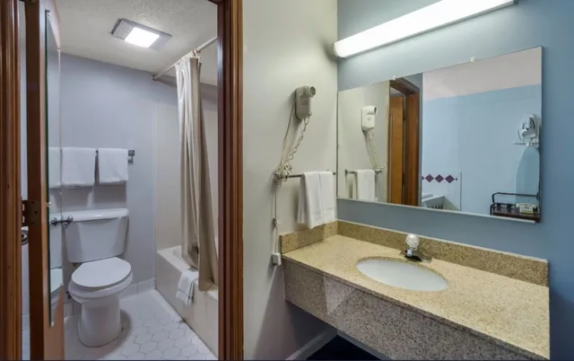 Room, 2 Queen Beds, Rodeway Inn Augusta West - Fort Gordon 3/3