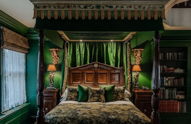 جناح سيغنتشر بسرير كينج، The Rookery Hotel 2/5