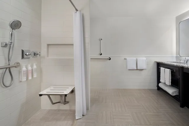 غرفة كلاسيكية بسرير كينج لذوي الإعاقة، Le Meridien Washington, D.C., The Madison 4/4