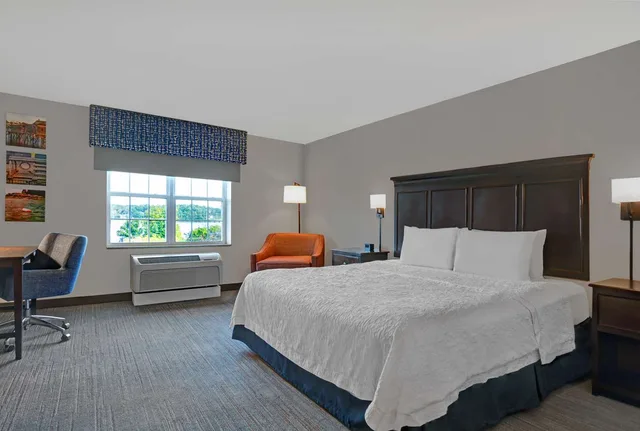غرفة بسرير كينج بإطلالة على النهر، Hampton Inn Bath Brunswick Area Me 1/2
