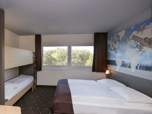 غرفة رباعية بسرير كوين وسرير بطابقين، B&B Hotel Berlin Airport 3/6