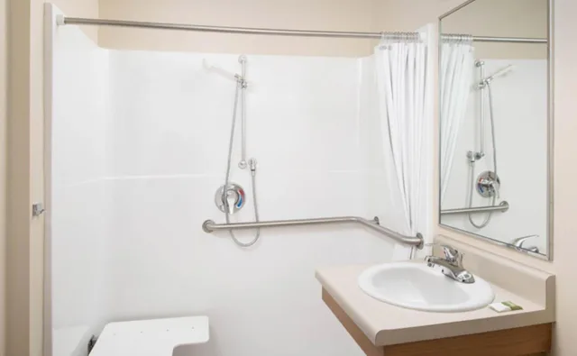 غرفة بسرير مزدوج لذوي الإعاقة، WoodSpring Suites St. Louis St. Charles 3/4