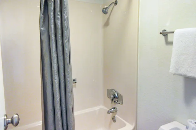 غرفة قياسية بسرير كينج، Rodeway Inn Altoona Orchard Plaza 2/2