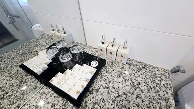 غرفة ديلوكس ثلاثية بسرير كينج، Praha Hotel Phu Quoc 10/10