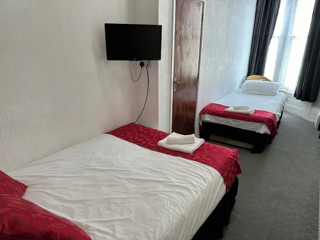 Family, 1 Single and 2 Double Beds، Tuxford House Hotel 1/3