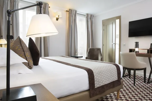 Connecting, King Bed, 1 Queen and 1 Single Bed, Phileas Lazare Spa 2/4