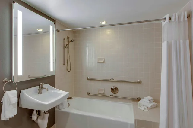 غرفة، COURTYARD BY MARRIOTT LOGAN AIRPORT 4/5