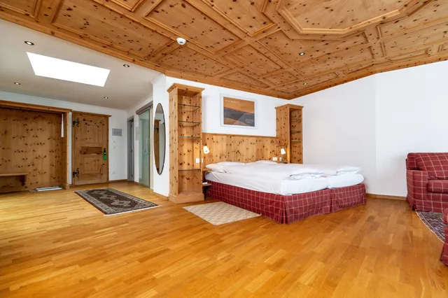 جناح جونيور، Hotel Baren 1/3