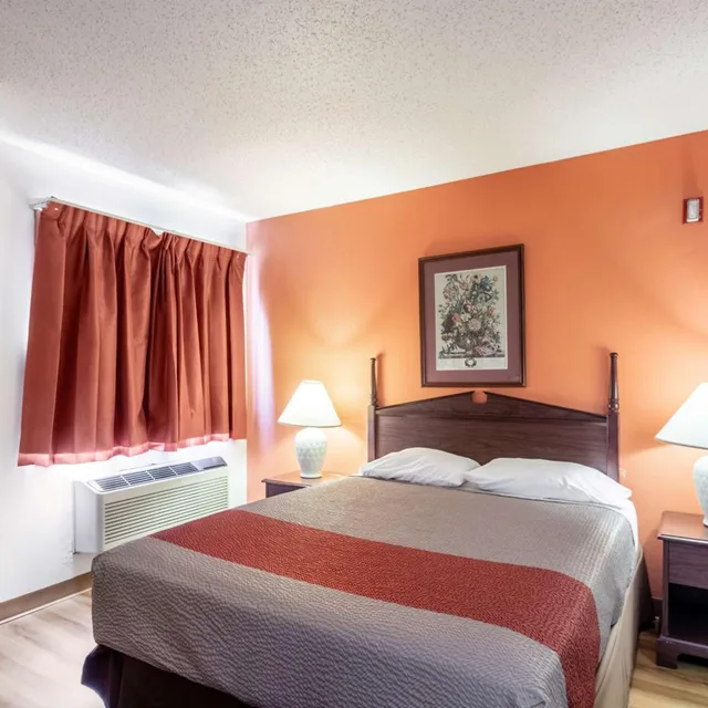 غرفة بسرير كينج لغير المدخنين، Motel6 Saukville, WI 1/10