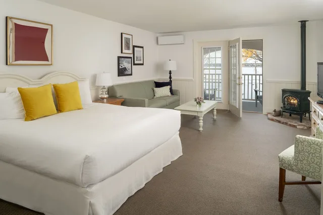 Deluxe, Lodge, King Bed, Woods View, Garden View, Sofa, Balcony، Spruce Point Inn Resort Spa 1/3