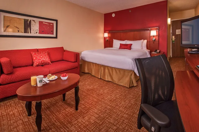 غرفة بسرير كينج مع أريكة، Courtyard Hampton 1/5