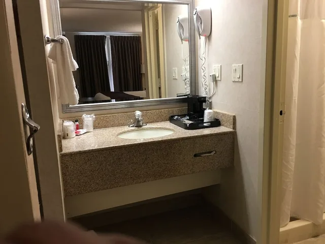 غرفة قياسية بسريرين كوين، Ramada By Wyndham Rockville Centre 2/3