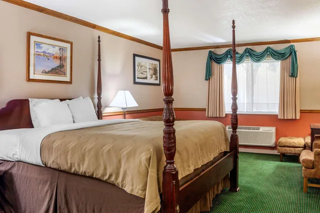 غرفة بسرير كينج بحوض جاكوزي، Quality Inn & Suites Prairie Du Chien 2/3