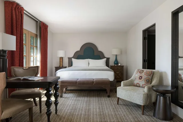 جناح جونيور بسرير كينج مع أريكة، Royal Palms Resort And Spa In the Unbound Collection By Hyatt Formerly Royal Palms Resort And Spa 2/10