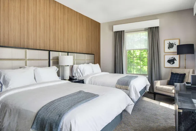 غرفة بسريرين كوين بجاكوزي بمطبخ صغير، The Sire Hotel Lexington Tapestry Collection By Hilton 2/3