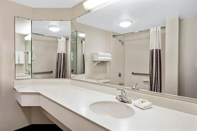 غرفة بسرير كينج يُسمح فيها بالحيوانات الأليفة، La Quinta Inn & Suites by Wyndham Myrtle Beach Broadway Area 4/4