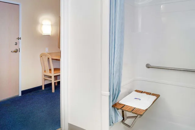 1 Queen Bed - ADA/RI Shower/Non-Smoking، Motel6 Peterborough, ON 6/7
