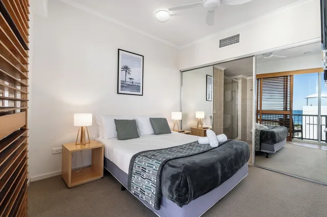 2 Bedroom Rooftop Poolside Tower، Rolling Surf Resort 1/9