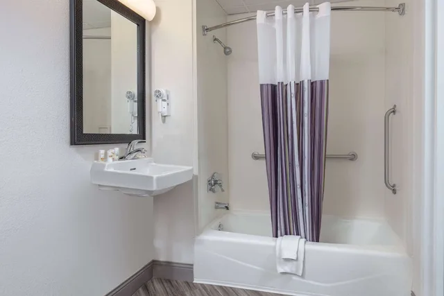 غرفة بسرير كينج لذوي الإعاقة، La Quinta Inn & Suites by Wyndham Clifton/Rutherford 3/3