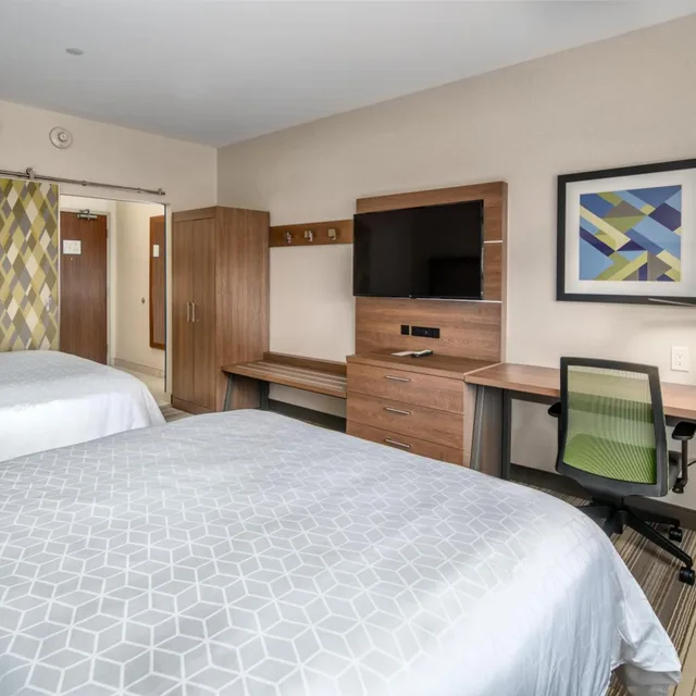 Standard, King Bed, 2 Queen Beds, Holiday Inn Express And Suites Brandon 4/10
