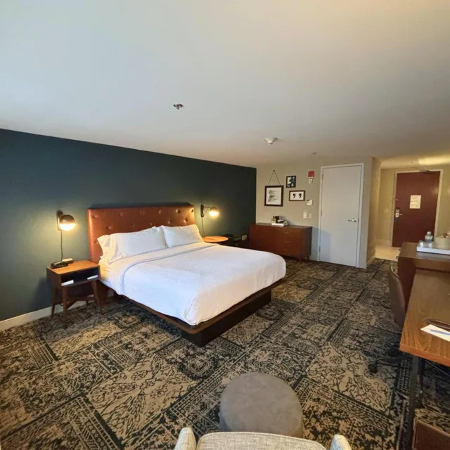 Guest Room, King Bed, Allergy Friendly، Four Points By Sheraton Norwood 1/7