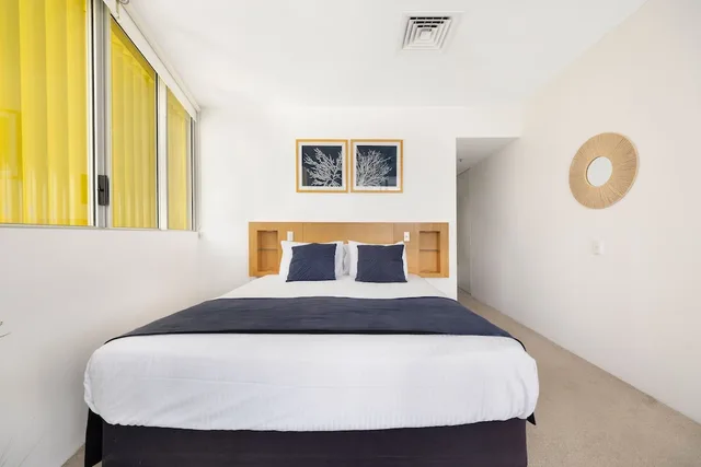 2 Bedrooms, Suite, King and Twin Beds, Ocean View, ULTIQA Air on Broadbeach 2/10