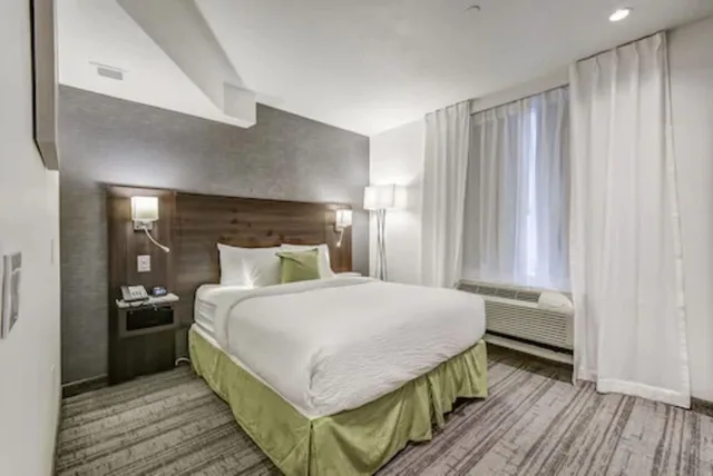 غرفة قياسية بسرير كينج، Est Hotel 1/3
