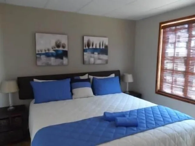 غرفة بسرير كينج وسرير فردي، A Cherry Lane Self Catering and B&B 1/2