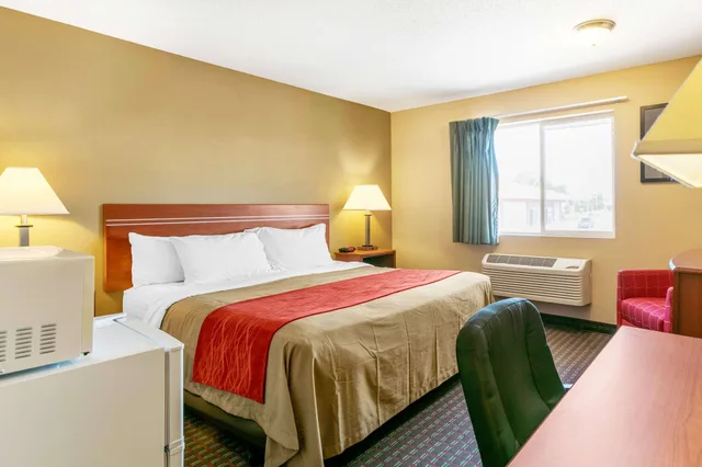غرفة قياسية بسرير كينج، Rodeway Inn Rapid City SD 3/10