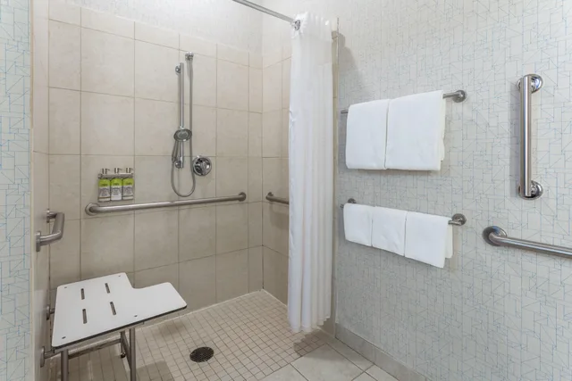 غرفة رباعية بسريرين كوين لذوي الإعاقة، Holiday Inn Express Rockford Loves Park 3/3