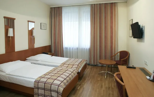 Room, Triple, 1 Double and 1 Single Bed, Hotel Continental 1/7