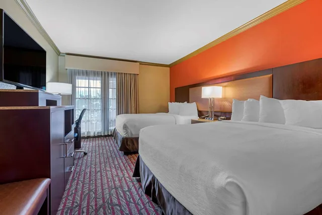 غرفة بسريرين كوين بشرفة، Best Western Plus Brookside Inn 2/8