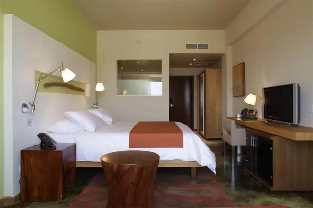 غرفة قياسية بسرير كوين مع أريكة، E Hotel Spa Resort 1/4