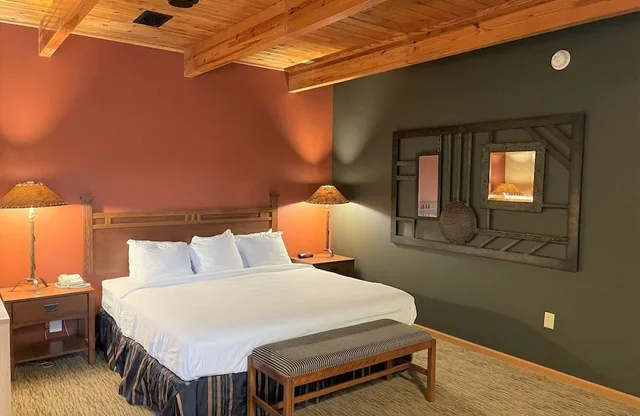 كابينة بسرير كينج مع أريكة، Crossroads Hotel & Event Center 1/9