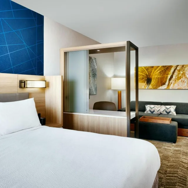 جناح بسرير كينج مع سرير سحّاب إضافي مع أريكة، SpringHill Suites by Marriott Cottonwood 1/7