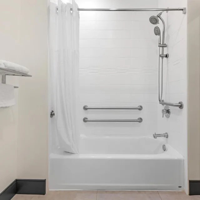 غرفة بسرير كينج بحوض استحمام لذوي الإعاقة، Best Western Plus Isanti 7/8