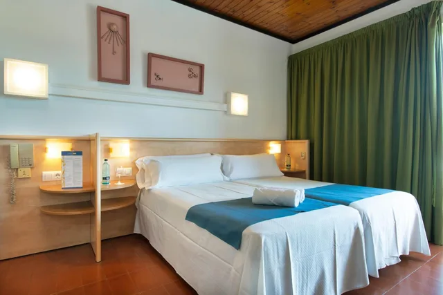 Room, Triple, Xaine Park 5/10
