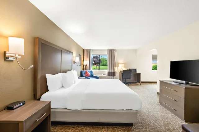 Efficiency, Suite, King Bed، Comfort Inn Van Wert, OH 4/4