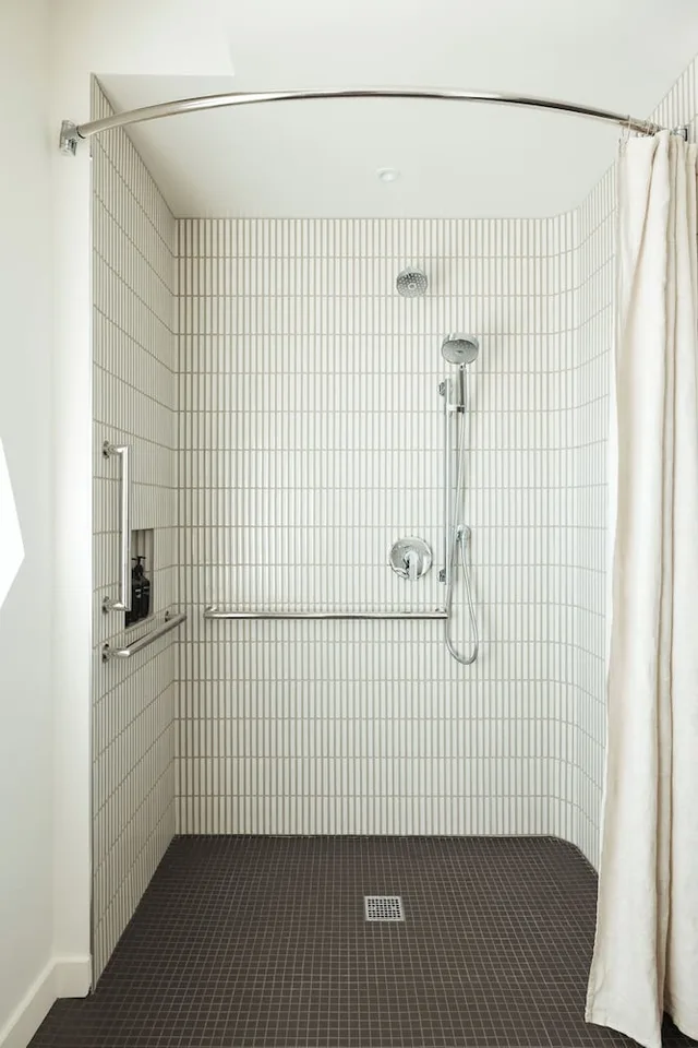 Grove, King Bed, Accessible، Populus Hotel 3/3