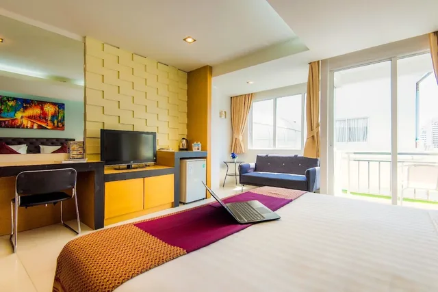 غرفة ديلوكس بسرير كينج بشرفة، Hallo Patong Hotel 6/8