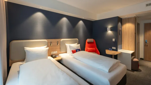 غرفة قياسية بسريرين منفصلين، Holiday Inn Express Heilbronn by IHG 1/3