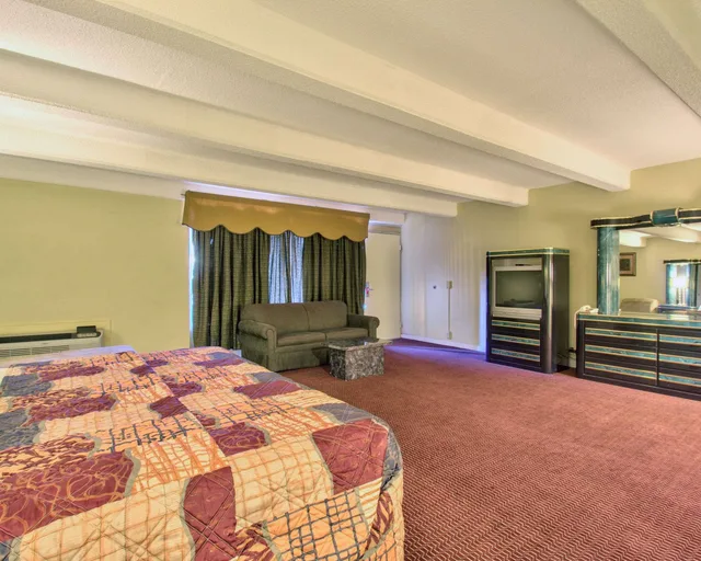 غرفة بسرير كينج للمدخنين، Econo Lodge Donalsonville, GA 5/6