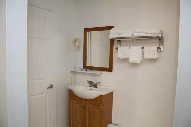 غرفة بسرير كوين للمدخنين، At 9 Motel Near Freehold I-195 10/10