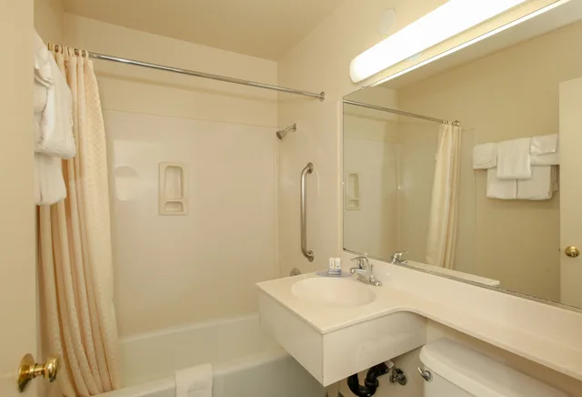 غرفة قياسية بسرير كينج، Highland Country Inn 6/6