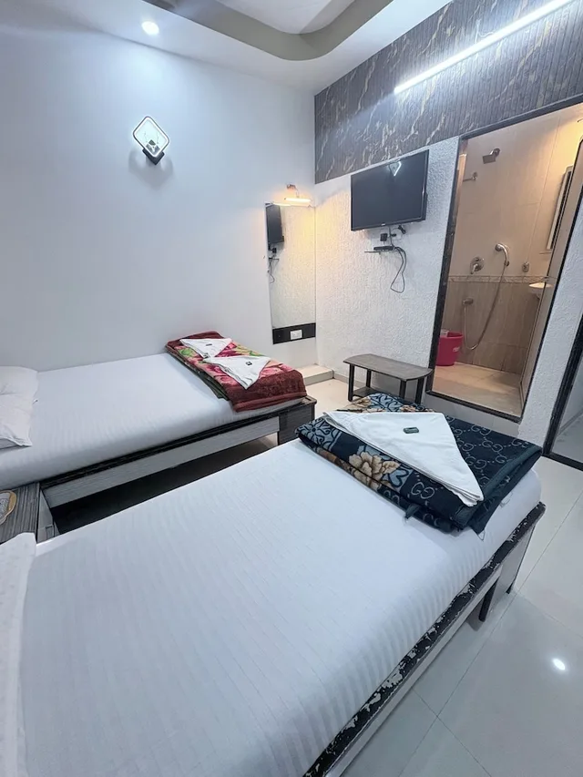 غرفة ثلاثية بسرير مزدوج وسرير فردي، Hotel Broadway Colaba Mumbai 2/10