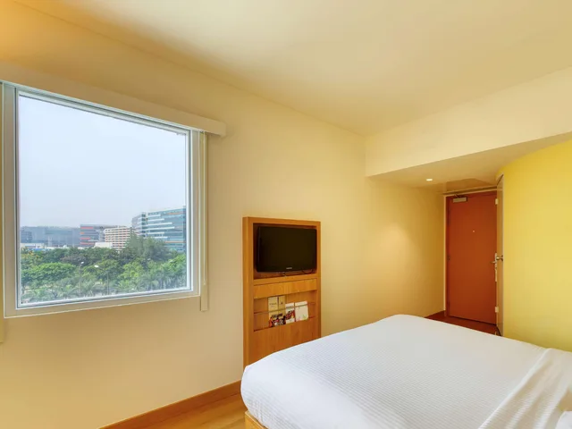 Room, Queen Bed, ibis Bengaluru Outer Ring Road 3/8