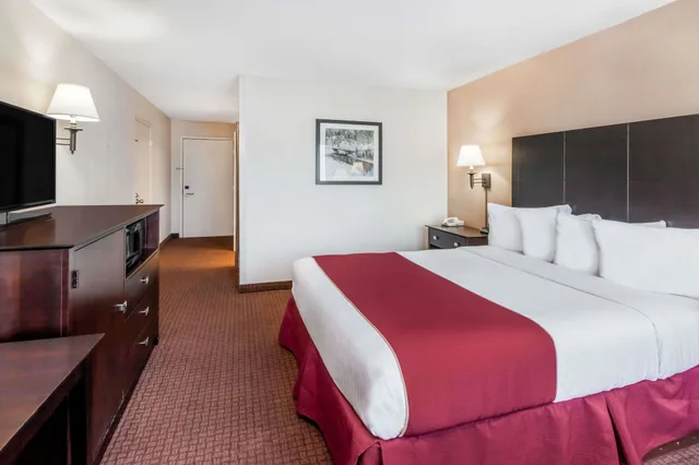 Room, Queen Bed, Exterior View, Accessible, Quality Inn & Suites Grayling, MI 2/7