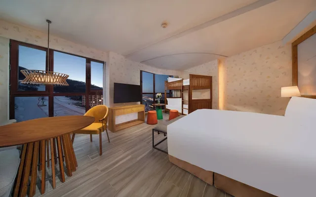 غرفة بريميوم عائلية بسرير كينج وسرير بطابقين، Holiday Inn Jilin Beidahu 1/3