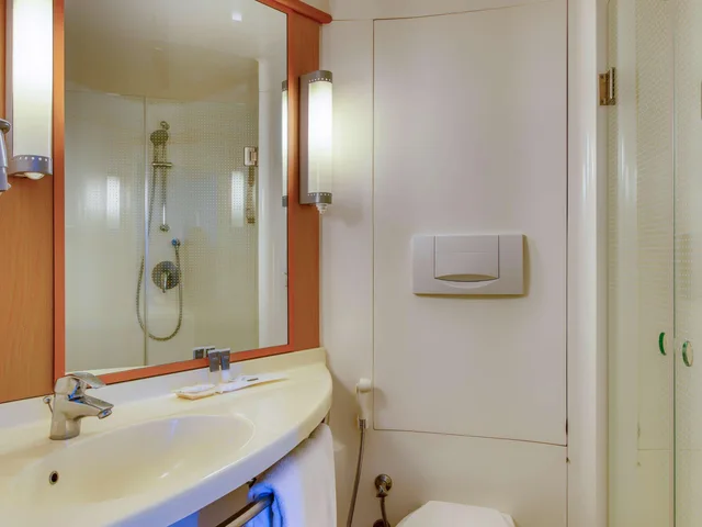 Room, Queen Bed, ibis Bengaluru Outer Ring Road 5/8